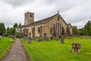 Kirkby Lonsdale, Cumbria, İngiltere - 12 Ağustos 2018: Saint Mary Kilisesi manzarası, Kendal dekanlığında aktif Anglikan kilisesi. Kilisede Norman mimarisi var..