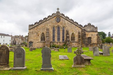 Kirkby Lonsdale, Cumbria, İngiltere - 12 Ağustos 2018: Saint Mary Kilisesi manzarası, Kendal dekanlığında aktif Anglikan kilisesi. Kilisede Norman mimarisi var..