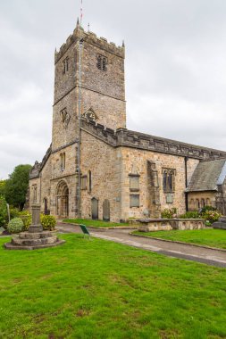 Kirkby Lonsdale, Cumbria, İngiltere - 12 Ağustos 2018: Saint Mary Kilisesi manzarası, Kendal dekanlığında aktif Anglikan kilisesi. Kilisede Norman mimarisi var..