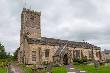 Kirkby Lonsdale, Cumbria, İngiltere - 12 Ağustos 2018: Saint Mary Kilisesi manzarası, Kendal dekanlığında aktif Anglikan kilisesi. Kilisede Norman mimarisi var..