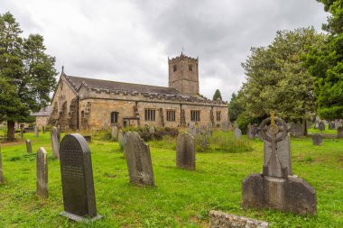 Kirkby Lonsdale, Cumbria, İngiltere - 12 Ağustos 2018: Saint Mary Kilisesi manzarası, Kendal dekanlığında aktif Anglikan kilisesi. Kilisede Norman mimarisi var..
