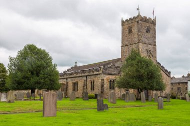 Kirkby Lonsdale, Cumbria, İngiltere - 12 Ağustos 2018: Saint Mary Kilisesi manzarası, Kendal dekanlığında aktif Anglikan kilisesi. Kilisede Norman mimarisi var..