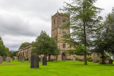 Kirkby Lonsdale, Cumbria, İngiltere - 12 Ağustos 2018: Saint Mary Kilisesi manzarası, Kendal dekanlığında aktif Anglikan kilisesi. Kilisede Norman mimarisi var..