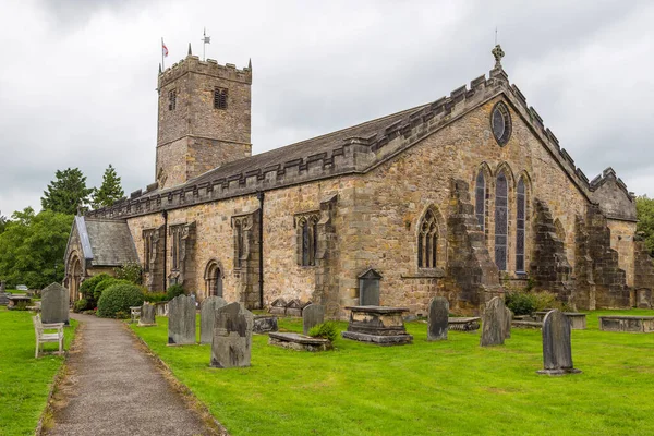 Kirkby Lonsdale, Cumbria, İngiltere - 12 Ağustos 2018: Saint Mary Kilisesi manzarası, Kendal dekanlığında aktif Anglikan kilisesi. Kilisede Norman mimarisi var..