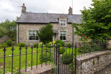Kirkby Lonsdale, Cumbria, İngiltere - 12 Ağustos 2018: Pazar kasabasında dar sokaklar. Geleneksel evler.