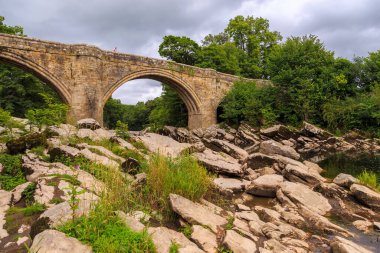 Kirkby Lonsdale, Güney Lakeland, Cumbria, İngiltere - 12 Ağustos 2018: Lune Nehri üzerindeki Devils Köprüsü.