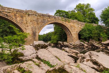 Kirkby Lonsdale, Güney Lakeland, Cumbria, İngiltere - 12 Ağustos 2018: Lune Nehri üzerindeki Devils Köprüsü.