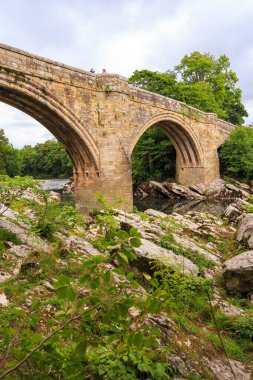 Kirkby Lonsdale, Güney Lakeland, Cumbria, İngiltere - 12 Ağustos 2018: Lune Nehri üzerindeki Devils Köprüsü.