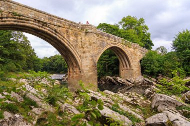 Kirkby Lonsdale, Güney Lakeland, Cumbria, İngiltere - 12 Ağustos 2018: Lune Nehri üzerindeki Devils Köprüsü.