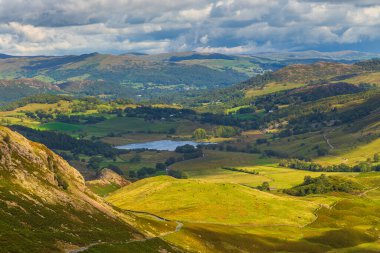 Wrynose Geçidi manzarası, Cumbria 'daki Lake District Ulusal Parkı' nda dağ geçidi Duddon Vadisi ile Little Langdale arasında, Cumbria, İngiltere.