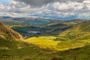 Wrynose Geçidi manzarası, Cumbria 'daki Lake District Ulusal Parkı' nda dağ geçidi Duddon Vadisi ile Little Langdale arasında, Cumbria, İngiltere.