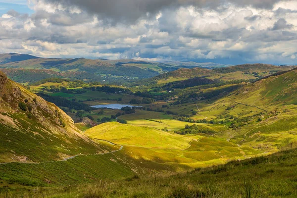 Wrynose Geçidi manzarası, Cumbria 'daki Lake District Ulusal Parkı' nda dağ geçidi Duddon Vadisi ile Little Langdale arasında, Cumbria, İngiltere.
