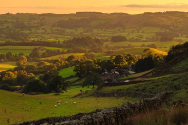 Sedbergh köyünün manzarası. Yorkshire Dales, Cumbria 'daki yeşil tepelerde gün batımı. Kırsal alan, Kuzey İngiltere.