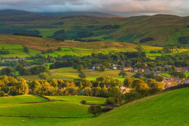 Sedbergh köyünün manzarası. Yorkshire Dales, Cumbria 'daki yeşil tepelerde gün batımı. Kırsal alan, Kuzey İngiltere.