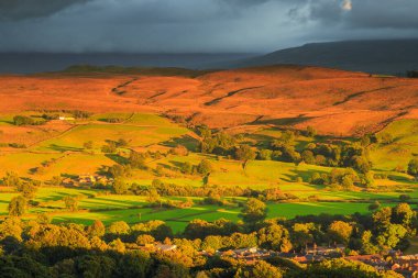 Sedbergh köyünün manzarası. Yorkshire Dales, Cumbria 'daki yeşil tepelerde gün batımı. Kırsal alan, Kuzey İngiltere.