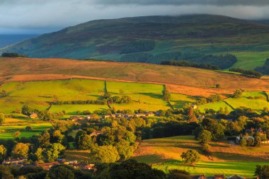 Sedbergh köyünün manzarası. Yorkshire Dales, Cumbria 'daki yeşil tepelerde gün batımı. Kırsal alan, Kuzey İngiltere.