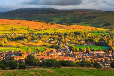 Sedbergh, İngiltere - 13 Ağustos 2018: Sedbergh köyünün manzarası. Yorkshire Dales, Cumbria 'daki yeşil tepelerde gün batımı. Kırsal alan.