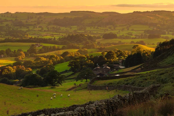 Vista Pequena Aldeia Sedbergh Pôr Sol Sobre Colinas Verdes Yorkshire — Fotografia de Stock