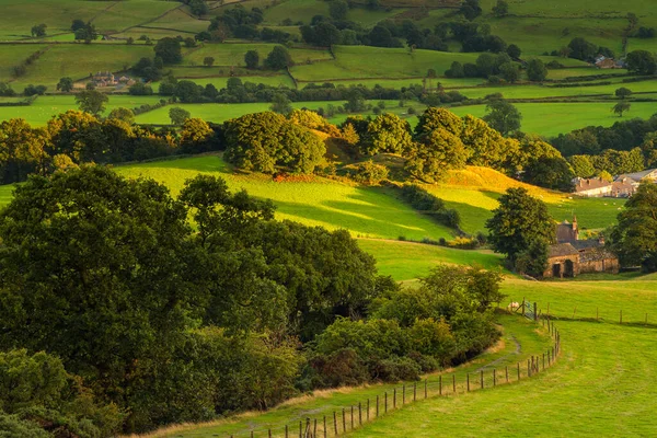 Sedbergh köyünün manzarası. Yorkshire Dales, Cumbria 'daki yeşil tepelerde gün batımı. Kırsal alan, Kuzey İngiltere.