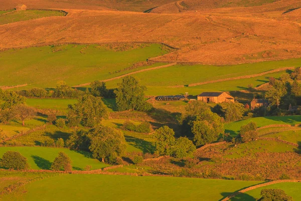 小さな村Sedberghの眺め ヨークシャー デールズ カンブリア州の緑の丘の上の夕日 田舎の風景 北英国 — ストック写真