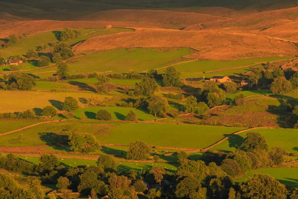 Vista Pequena Aldeia Sedbergh Pôr Sol Sobre Colinas Verdes Yorkshire — Fotografia de Stock