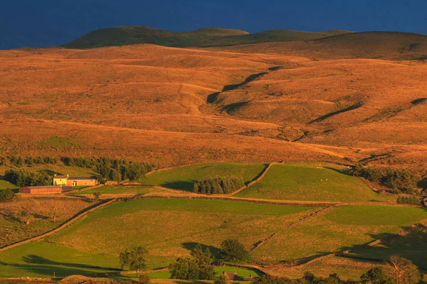 Blick Auf Das Kleine Dorf Sedbergh Sonnenuntergang Über Grünen Hügeln — Stockfoto