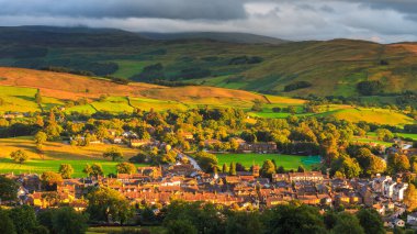 Sedbergh, İngiltere - 13 Ağustos 2018: Sedbergh köyünün manzarası. Yorkshire Dales, Cumbria 'daki yeşil tepelerde gün batımı. Kırsal alan.