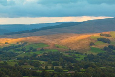 Sedbergh köyünün manzarası. Yorkshire Dales, Cumbria 'daki yeşil tepelerde gün batımı. Kırsal alan, Kuzey İngiltere.