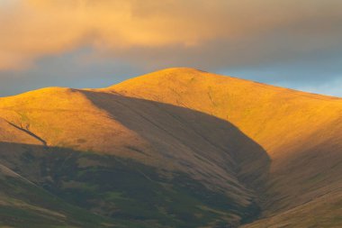 Yorkshire Dales, Cumbria 'daki yeşil tepelerde gün batımı. Kırsal alan, Kuzey İngiltere.