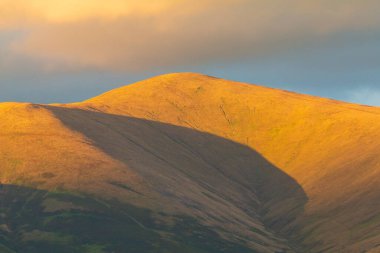 Yorkshire Dales, Cumbria 'daki yeşil tepelerde gün batımı. Kırsal alan, Kuzey İngiltere.