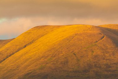 Yorkshire Dales, Cumbria 'daki yeşil tepelerde gün batımı. Kırsal alan, Kuzey İngiltere.