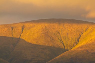 Yorkshire Dales, Cumbria 'daki yeşil tepelerde gün batımı. Kırsal alan, Kuzey İngiltere.