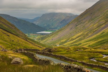 Kirkstone Geçidi manzarası, Cumbria, İngiltere 'deki Lake District Ulusal Parkı' ndaki dağ geçidi Amblesid ve Rothay Vadisi arasında, Cumbria, İngiltere.