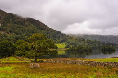 Rothay Vadisi 'ndeki Grasmere ve Ambleside arasında, İngiliz Gölü Bölgesi' nin orta kısmında bulunan Rydal Su Bölgesi 'nin manzarası. İngiltere.