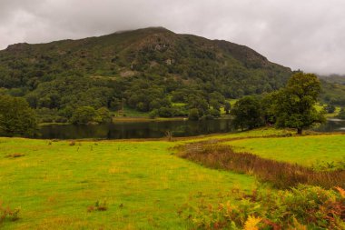 Rothay Vadisi 'ndeki Grasmere ve Ambleside arasında, İngiliz Gölü Bölgesi' nin orta kısmında bulunan Rydal Su Bölgesi 'nin manzarası. İngiltere.