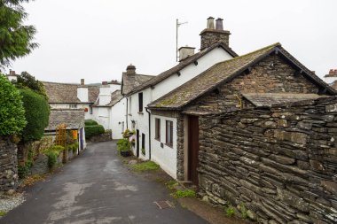 Hawkshead, Cumbria, İngiltere, 15 Ağustos 2018 - İngiltere 'nin Güney Lakeland kentindeki Hawkshead kasabasında bir taş binanın cephesi