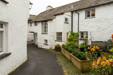 Hawkshead, Cumbria, İngiltere, 15 Ağustos 2018 - İngiltere 'nin Güney Lakeland kentindeki Hawkshead köyündeki beyaz binaların cephesi