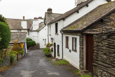Hawkshead, Cumbria, İngiltere, 15 Ağustos 2018 - İngiltere 'nin Güney Lakeland kentindeki Hawkshead köyündeki beyaz binaların cephesi
