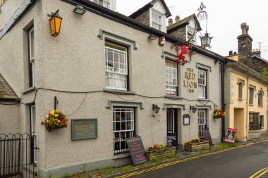 Hawkshead, Cumbria, İngiltere, 15 Ağustos 2018 - Güney Lakeland, İngiltere 'deki Hawkshead köyündeki beyaz binaların cephesi