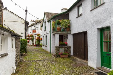Hawkshead, Cumbria, İngiltere, 15 Ağustos 2018 - Güney Lakeland, İngiltere 'deki Hawkshead köyündeki beyaz binaların cephesi