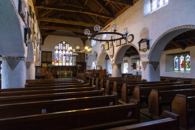 Hawkshead, Cumbria, İngiltere, 15 Ağustos 2018: Hawkshead, Cumbria, İngiltere 'deki St. Michael ve All Angels Kilisesi' nin iç mimarisi. Anglikan kilisesi.