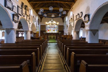 Hawkshead, Cumbria, İngiltere, 15 Ağustos 2018: Hawkshead, Cumbria, İngiltere 'deki St. Michael ve All Angels Kilisesi' nin iç mimarisi. Anglikan kilisesi.