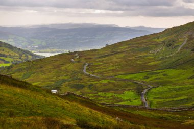 Cumbria, İngiltere - 18 Ağustos 2018: Cumbria Gölü 'ndeki yeşil tepelerin görüntüsü. Kırsal alan, Kuzey İngiltere.
