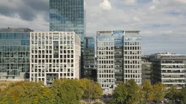 Gdansk, Polonya - 23 Eylül 2022: Oliwa bölgesinin havadan görünüşü. Gün boyunca Olivia İş Merkezi binaları boyunca uçuş.