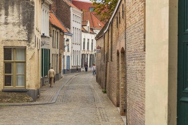 Bruges, Belçika - 18 Ağustos 2018: Batı Flanders eyaletinin başkenti ve en büyük şehri olan Bruges 'deki tarihi binaların manzarası.