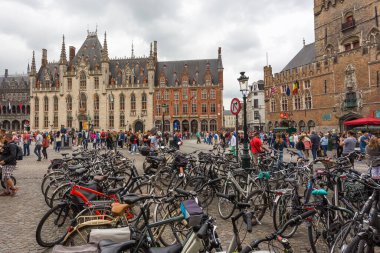 Bruges, Belçika - 18 Ağustos 2018: Pazar Meydanı 'na parketmiş bisikletler. Batı Flanders eyaletinin ana meydanı, başkenti ve büyük şehridir..