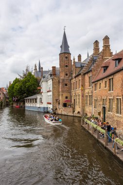 Burges, Belçika - 18 Ağustos 2018: Batı Flanders eyaletinin başkenti ve en büyük şehri olan Bruges 'deki Dijver kanalı boyunca uzanan binaların manzarası.