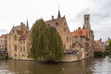 Burges, Belçika - 18 Ağustos 2018: Batı Flanders eyaletinin başkenti ve en büyük şehri olan Bruges 'deki Dijver kanalı boyunca uzanan binaların manzarası.