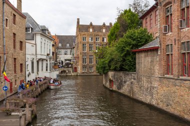 Burges, Belçika - 18 Ağustos 2018: Batı Flanders eyaletinin başkenti ve en büyük şehri olan Bruges 'deki Dijver kanalı boyunca uzanan binaların manzarası.