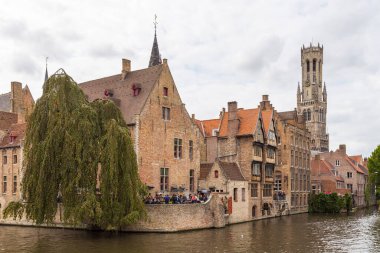 Burges, Belçika - 18 Ağustos 2018: Batı Flanders eyaletinin başkenti ve en büyük şehri olan Bruges 'deki Dijver kanalı boyunca uzanan binaların manzarası.